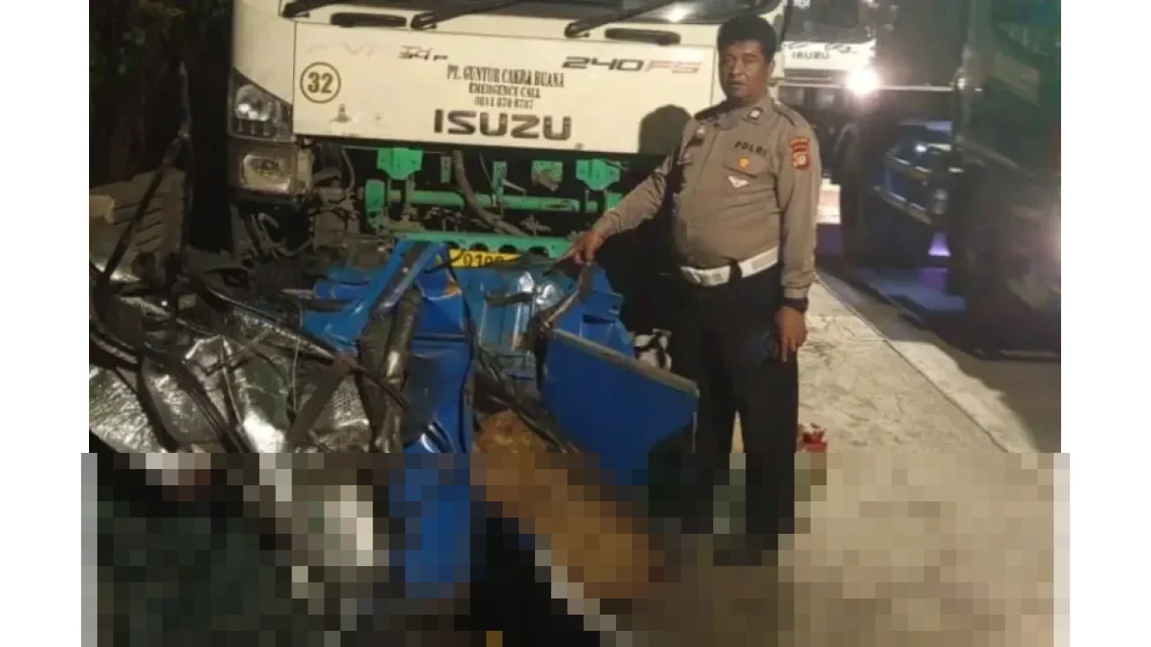 Bajai Ringsek Terjepit Truk Trailer dalam Kecelakaan Beruntun di Cilincing, Pengemudi Luka Parah