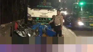 Bajaj Ringsek Terjepit Dua Truk Trailer dalam Kecelakaan Beruntun di Jalan Akses Marunda Jakarta Utara