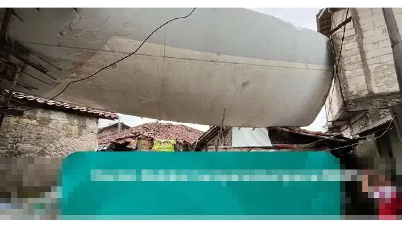 Bangkai Sayap Pesawat Timpa Rumah Warga Bogor, Kades Ungkap Asalnya dari ‘Kuburan’ Pesawat