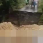 Banjir Bandang Putuskan Jembatan Penghubung di Tanah Laut, Seorang Lansia Tewas Terjatuh