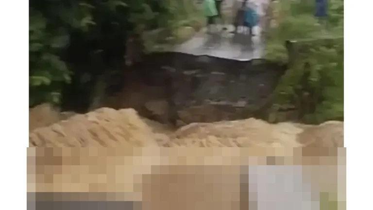 Banjir Bandang Putuskan Jembatan Penghubung di Tanah Laut, Seorang Lansia Tewas Terjatuh