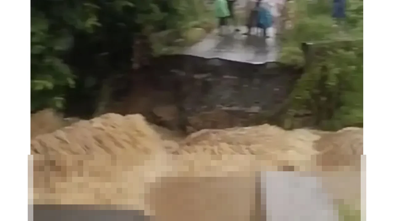 Banjir Bandang Putuskan Jembatan Penghubung di Tanah Laut, Seorang Lansia Tewas Terjatuh