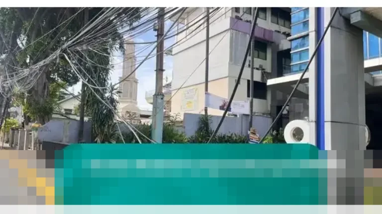 Bertahun-tahun Dibiarkan, Kabel Menjuntai di Jalan Saharjo Ancam Keselamatan Warga Jakarta