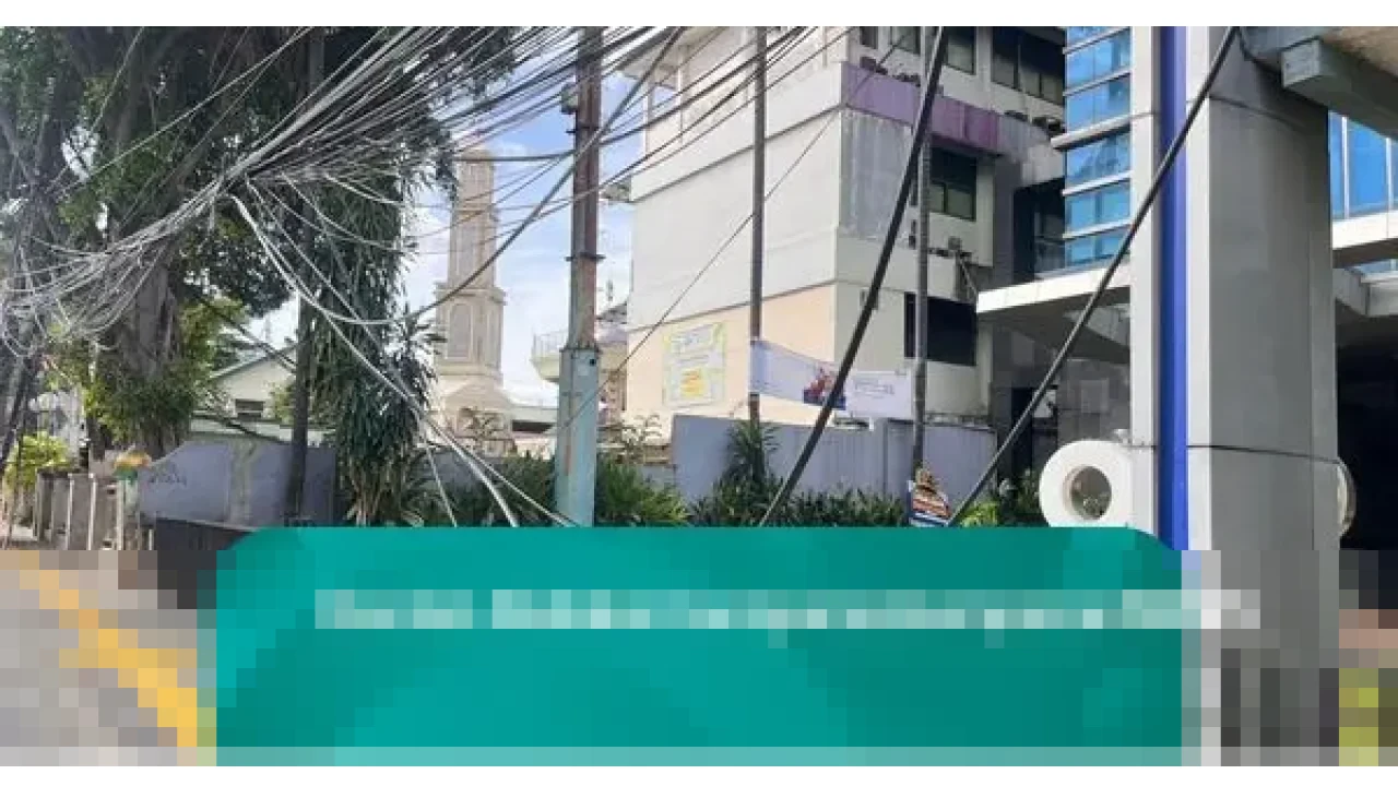 Bertahun-tahun Dibiarkan, Kabel Menjuntai di Jalan Saharjo Ancam Keselamatan Warga Jakarta