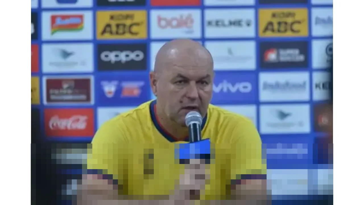Bojan Hodak Tegaskan Bobotoh: “Jangan Nyalakan Flare, Persib Tak Mau Didenda Lagi”