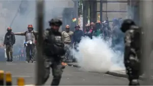Bolivia Bergejolak: Protes Kenaikan Harga BBM Picu Bentrok Sengit, Polisi Tembakkan Gas Air Mata
