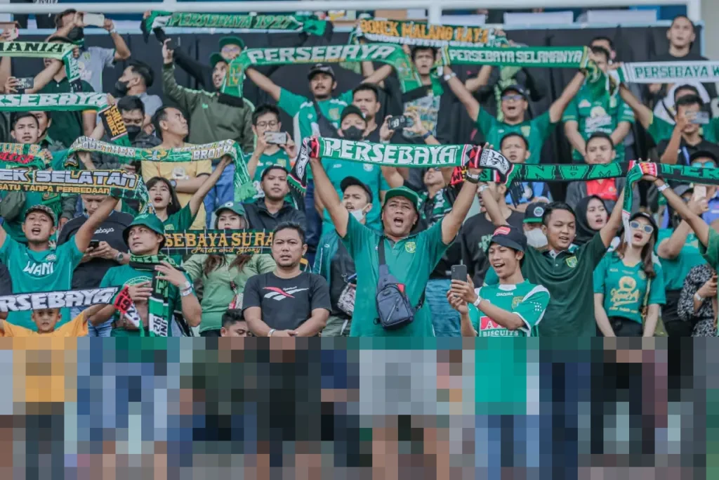 Bonek saat mendukung Persebaya Surabaya