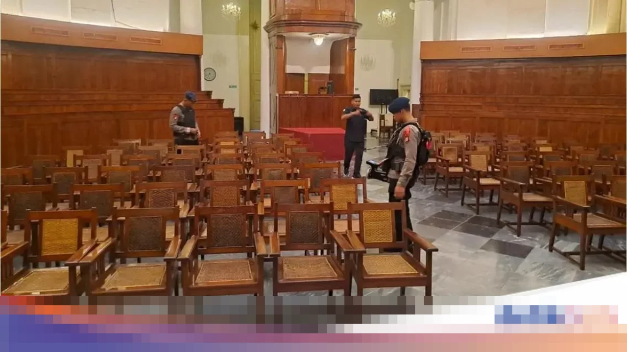 Brimob Polda Metro Jaya Pastikan Keamanan Ibadah Natal 2025 di Gereja Immanuel Melalui Sterilisasi