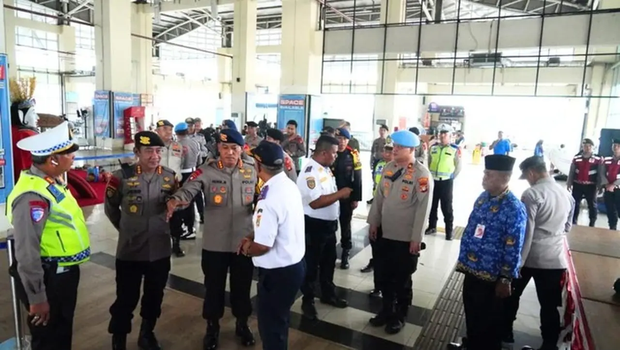 Brimob Polda Metro Jaya Pastikan Kesiapan Pengamanan Natal dan Tahun Baru 2025 di Jakarta Timur Brimob Polda Metro Jaya Pastikan Kesiapan Pengamanan Natal dan Tahun Baru 2025 di Jakarta Timur