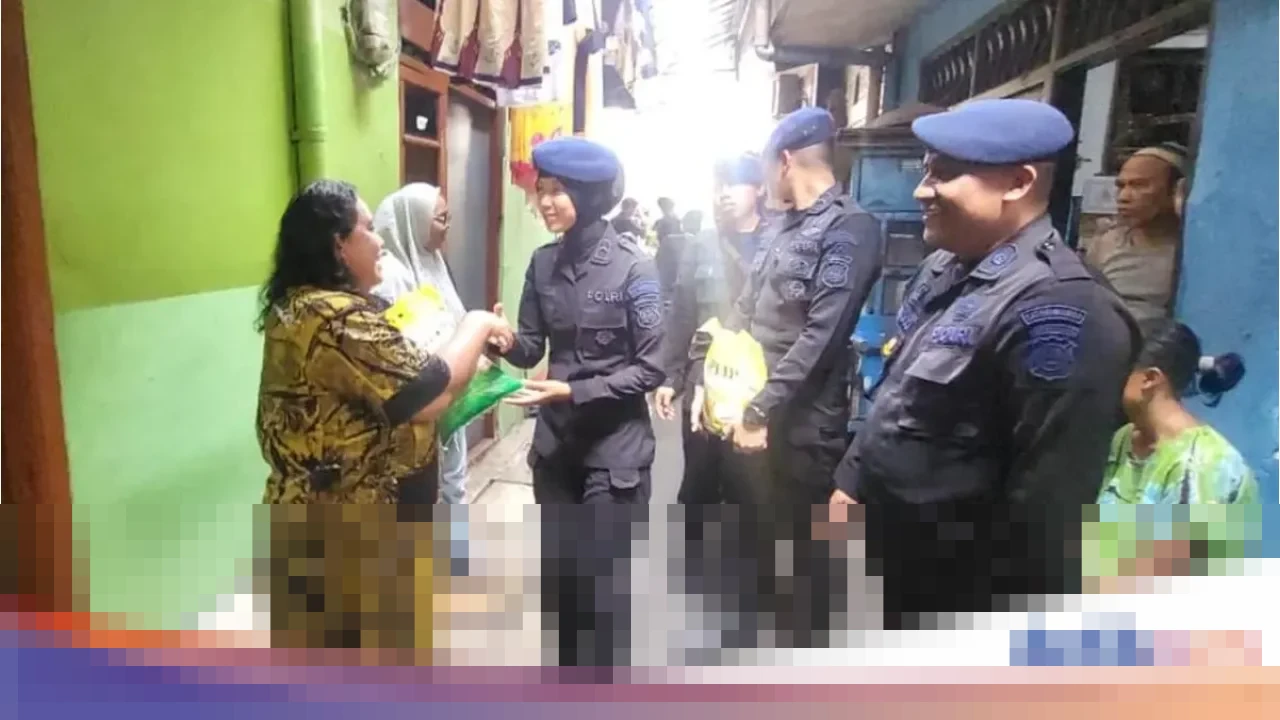 Brimob Polda Metro Salurkan 625 Kg Beras untuk 125 KK di Kebon Sirih Jakarta Pusat