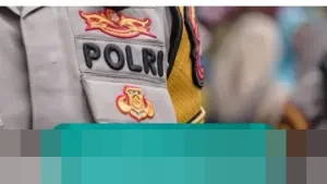 Bukan Damkar, Polisi Samapta Polda DIY Evakuasi Ponsel Warga yang Tercebur Got di Yogyakarta