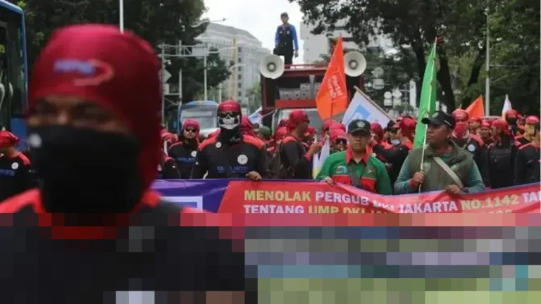 Buruh DKI Jakarta Gugat Putusan UMP 2026 ke PTUN, Desak Kenaikan Sesuai KHL Rp 5,89 Juta Buruh DKI Jakarta Gugat Putusan UMP 2026 ke PTUN, Desak Kenaikan Sesuai KHL Rp 5,89 Juta