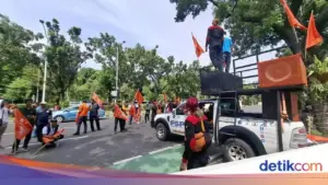 Buruh Gelar Aksi di Balai Kota DKI Jakarta, Desak Kenaikan UMP 2026 Jelang Pengumuman