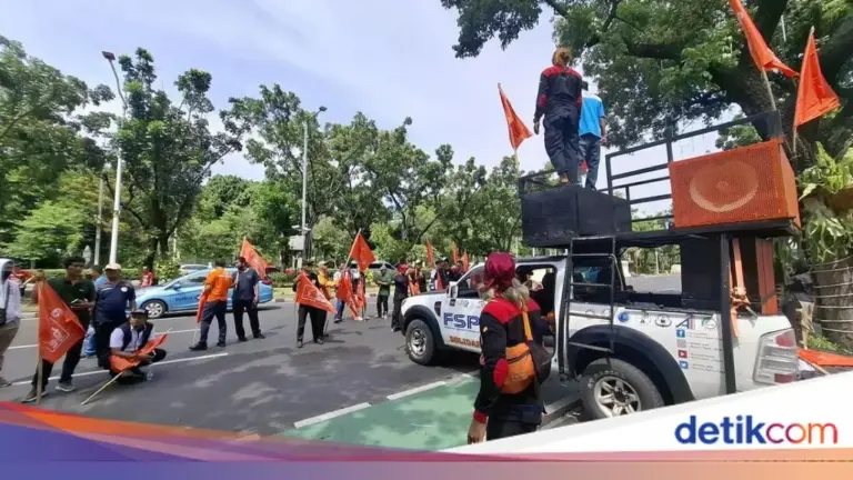 Buruh Gelar Aksi di Balai Kota DKI Jakarta, Desak Kenaikan UMP 2026 Jelang Pengumuman