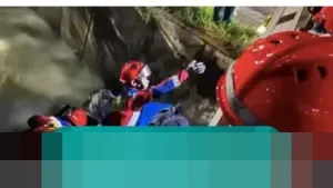 Damkar DKI: Bajaj Tercebur Kali Pademangan Akibat Keterbatasan Penglihatan Pengemudi Bawa Kasur