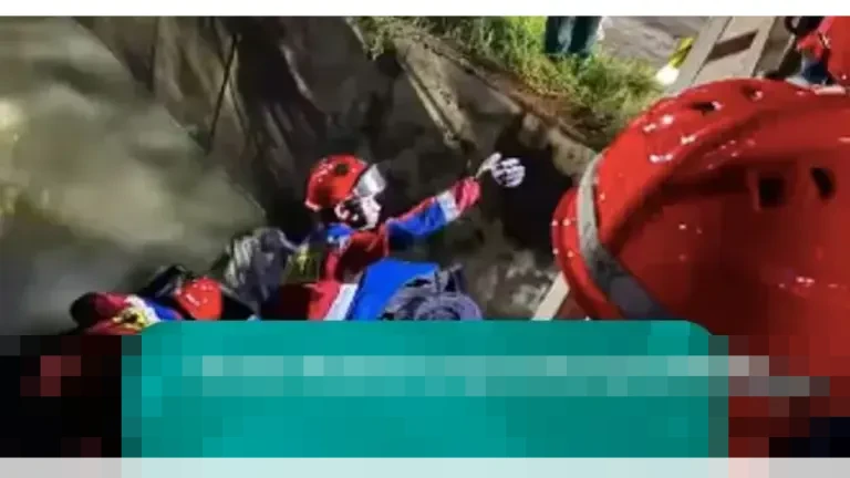 Damkar DKI: Bajaj Tercebur Kali Pademangan Akibat Keterbatasan Penglihatan Pengemudi Bawa Kasur