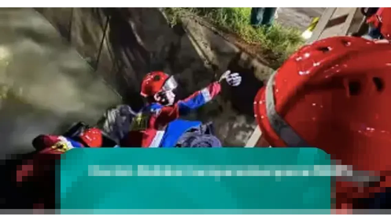 Damkar DKI: Bajaj Tercebur Kali Pademangan Akibat Keterbatasan Penglihatan Pengemudi Bawa Kasur