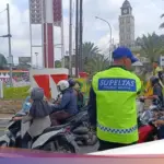 Dedikasi di Puncak Bogor: Kisah Mang Apip, Mantan Sekuriti yang Kini Jadi ‘Joki Jalur’ Resmi