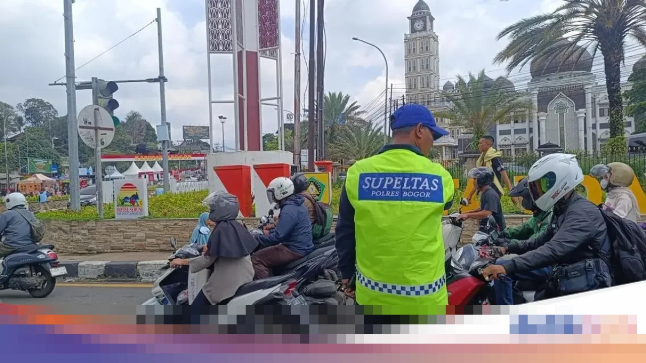 Dedikasi di Puncak Bogor: Kisah Mang Apip, Mantan Sekuriti yang Kini Jadi ‘Joki Jalur’ Resmi