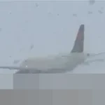 Detik-Detik Dramatis Pesawat Delta Air Lines Lepas Landas di Tengah Badai Salju Ekstrem New York