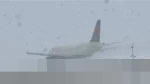 Detik-Detik Dramatis Pesawat Delta Air Lines Lepas Landas di Tengah Badai Salju Ekstrem New York