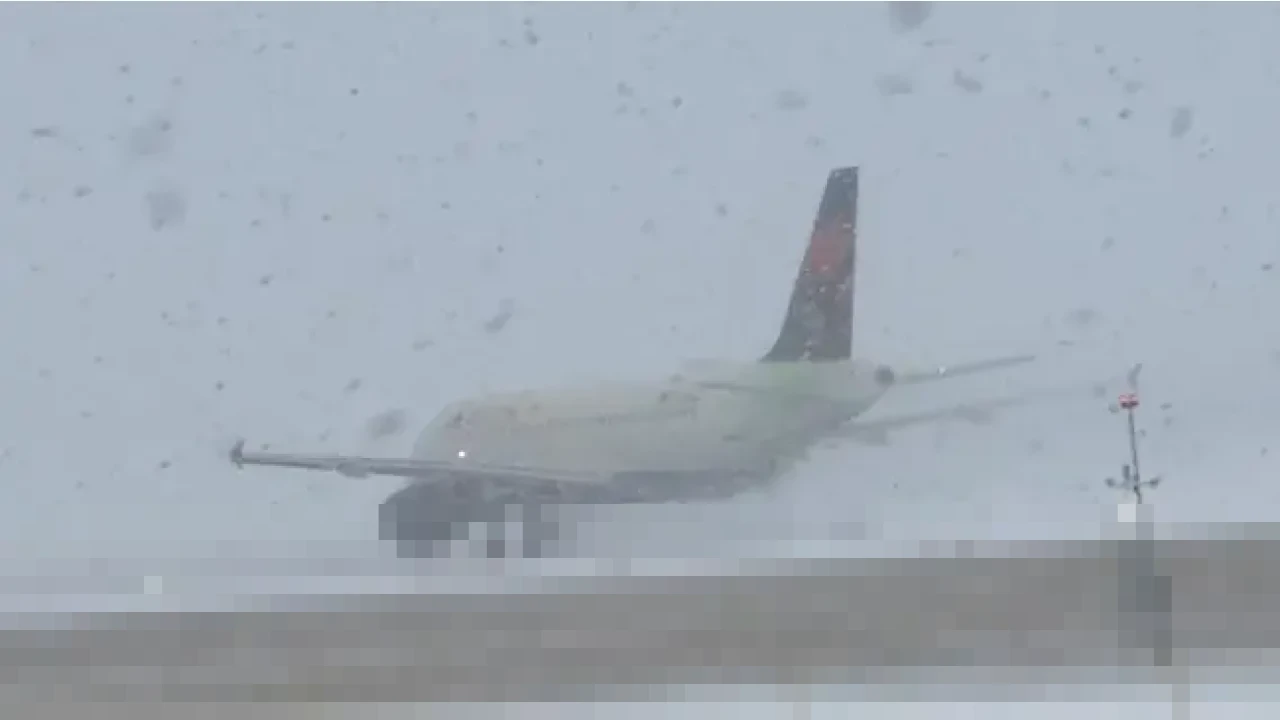 Detik-Detik Dramatis Pesawat Delta Air Lines Lepas Landas di Tengah Badai Salju Ekstrem New York