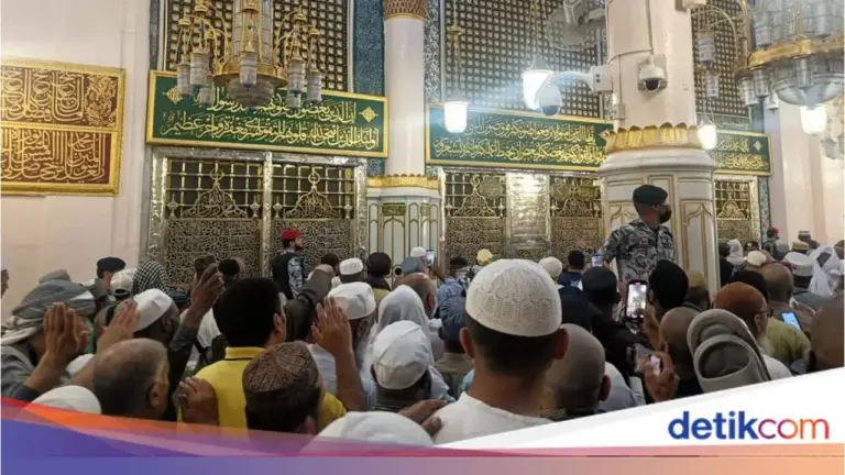 Di Balik Dinding Hijau Raudhah: Mengungkap Sejarah dan Adab Ziarah Makam Nabi Muhammad SAW