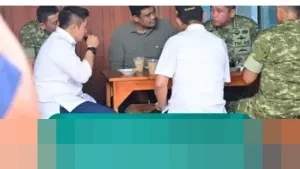 Di Tengah Kunjungan Bencana, Seskab Teddy Indra Wijaya Ngopi Santai Bersama Bobby dan KSAD di Warkop Tapsel