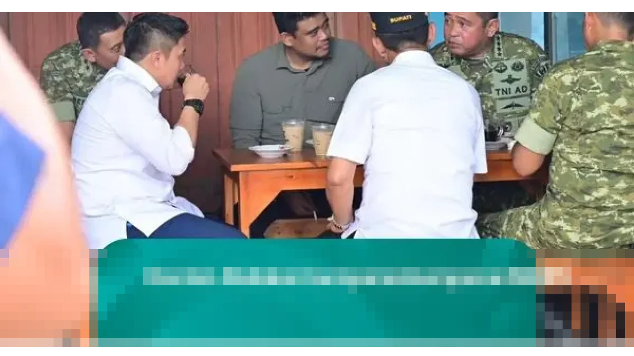 Di Tengah Kunjungan Bencana, Seskab Teddy Indra Wijaya Ngopi Santai Bersama Bobby dan KSAD di Warkop Tapsel