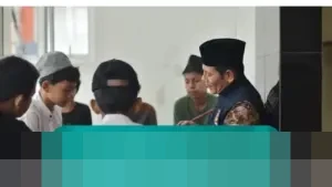 Di Tengah Lumpur Sisa Banjir Padang, Jeli Hendri Mengabdi Ganda sebagai Tagana dan Pendidik