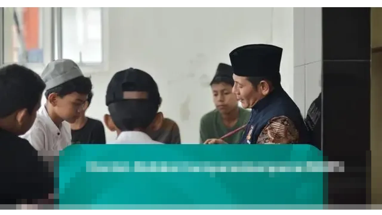 Di Tengah Lumpur Sisa Banjir Padang, Jeli Hendri Mengabdi Ganda sebagai Tagana dan Pendidik