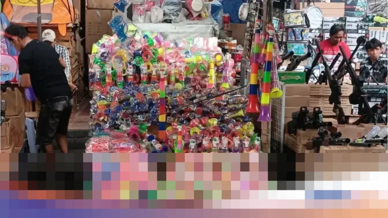 Di Tengah Riuhnya Asemka Jelang Pergantian Tahun, Pedagang Kembang Api dan Trompet Berharap Penjualan Membaik