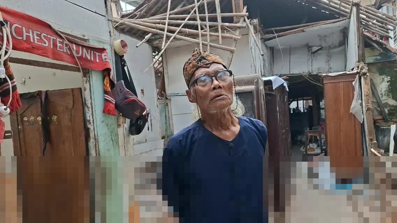 Diding Boneng: “Saya Akui Salah,” Rumah Berusia Seabad Ambruk, Terpaksa Mengungsi ke Kantor RW Diding Boneng: “Saya Akui Salah,” Rumah Berusia Seabad Ambruk, Terpaksa Mengungsi ke Kantor RW
