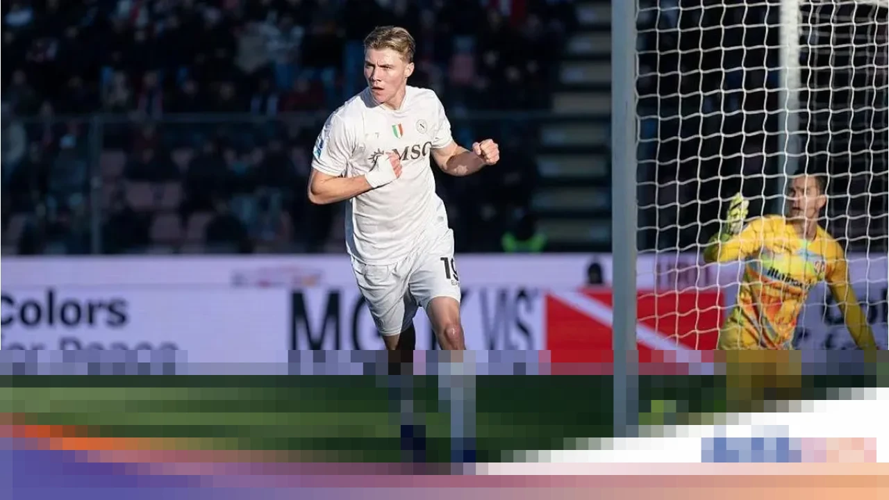 Dua Gol Rasmus Hojlund Bawa Napoli Taklukkan Cremonese 2-0 di Liga Italia