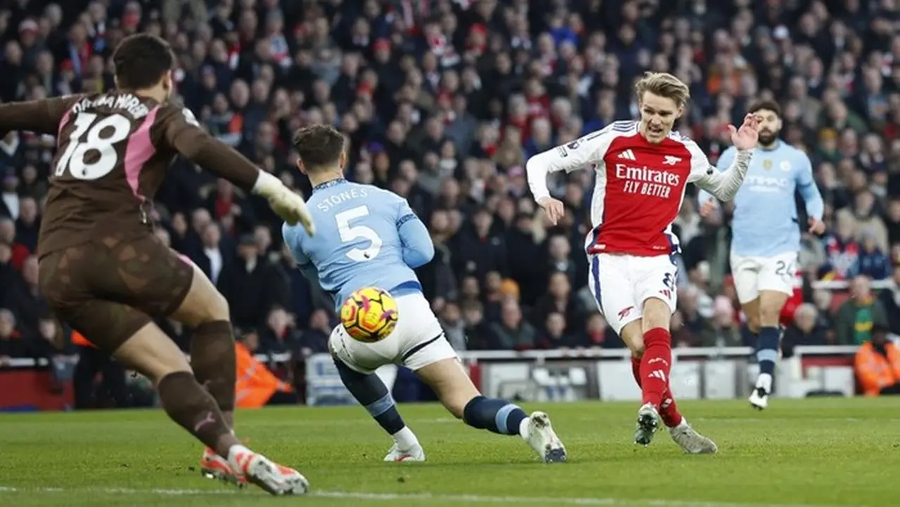 Gary Neville: Liga Inggris Musim Ini Balapan Dua Kuda, Aston Villa Diragukan