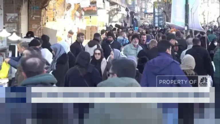 Gelombang Protes di Iran Meluas Hari Ketiga, Dipicu Krisis Ekonomi dan Anjloknya Rial Gelombang Protes di Iran Meluas Hari Ketiga, Dipicu Krisis Ekonomi dan Anjloknya Rial