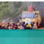 Gotong Royong Petugas dan Warga Aceh Tengah Tarik Truk Pembawa Material Listrik yang Terjebak Lumpur