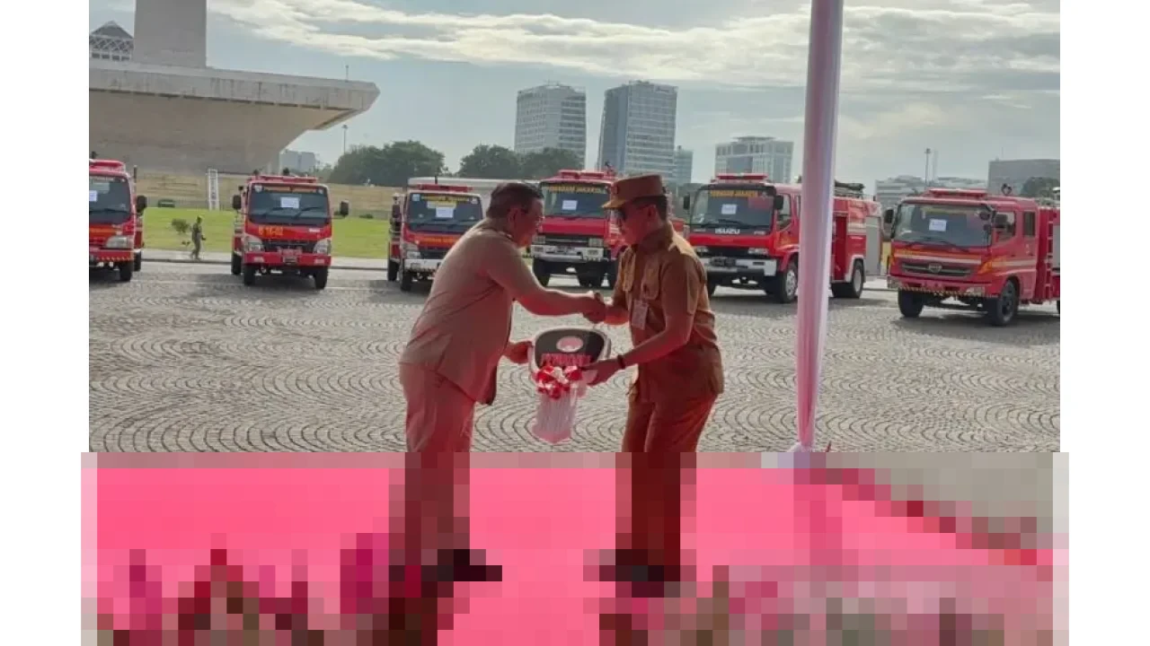 Gubernur DKI Pramono Anung Hibahkan 14 Mobil Pemadam Kebakaran, Tekankan Manfaat bagi Daerah