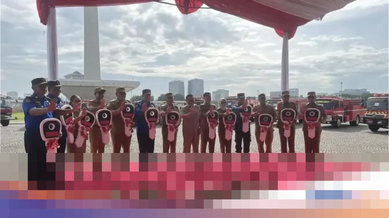 Gubernur DKI Pramono Anung Serahkan 14 Mobil Damkar ke Bekasi, Tangsel, hingga Karo