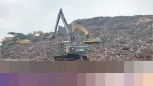 Gunung Sampah Bantargebang Longsor, Tiga Truk Pengangkut Terperosok ke Kali di Bekasi