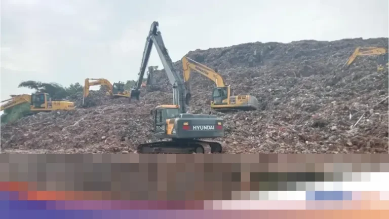 Gunung Sampah Bantargebang Longsor, Tiga Truk Pengangkut Terperosok ke Kali di Bekasi