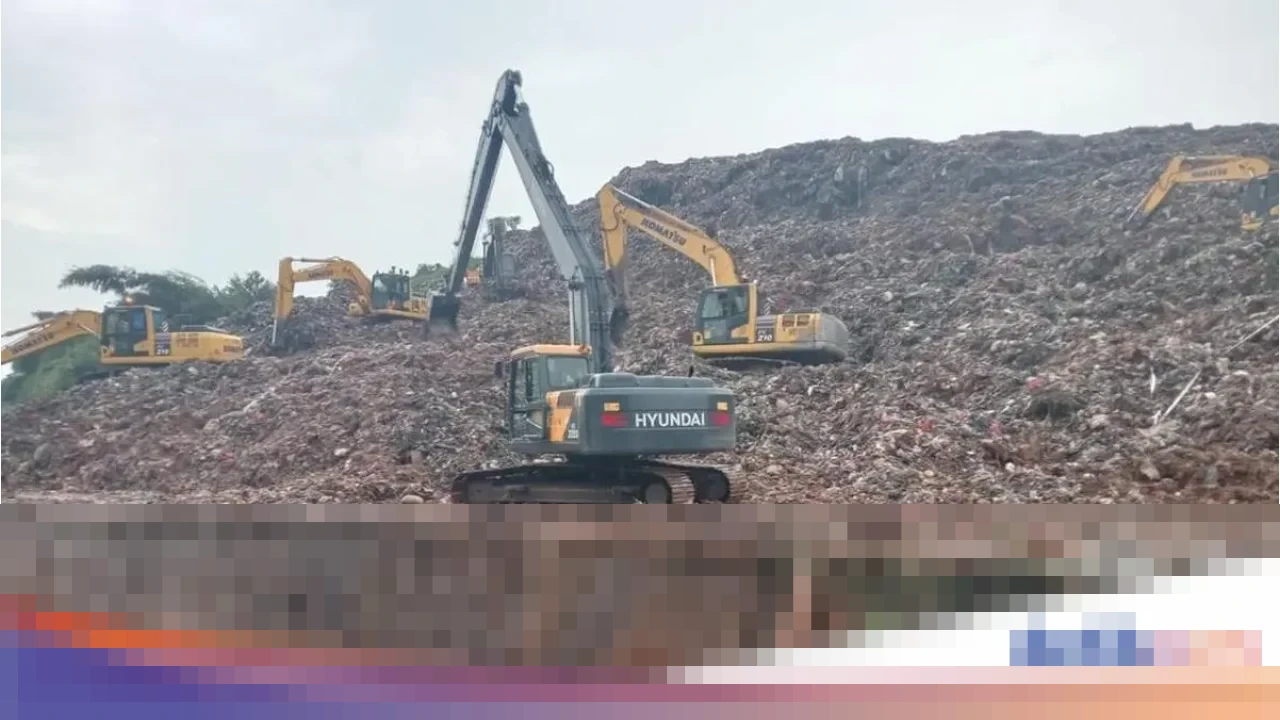Gunung Sampah Bantargebang Longsor, Tiga Truk Pengangkut Terperosok ke Kali di Bekasi