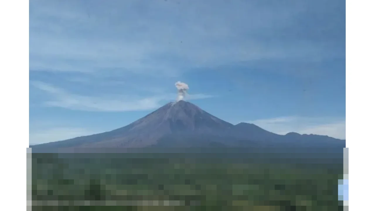 Gunung Semeru Masih Siaga Level III, Catat Puluhan Kali Gempa Letusan dalam Enam Jam Terakhir