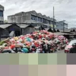 Gunungan Sampah di Tangerang Selatan Masih Menumpuk, Picu Bau Menyengat dan Kemacetan Lalu Lintas