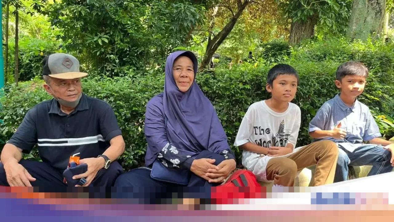 Hangatnya Libur Natal: Indarto dan Suryani Pilih Ragunan untuk Wisata Murah Bareng Cucu
