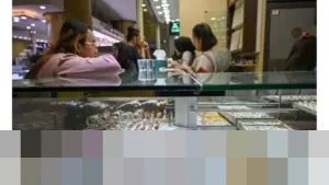 Harga Emas Antam Turun Rp9.000 per Gram pada Senin 29 Desember 2025, Kini Jadi Rp2,596 Juta