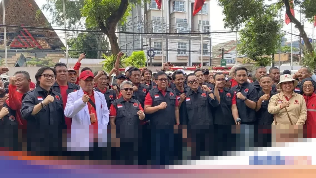 Hasto Kristiyanto Ungkap Megawati Peragakan Pentingnya Sarung di Rapat DPP untuk Korban Bencana Sumatera