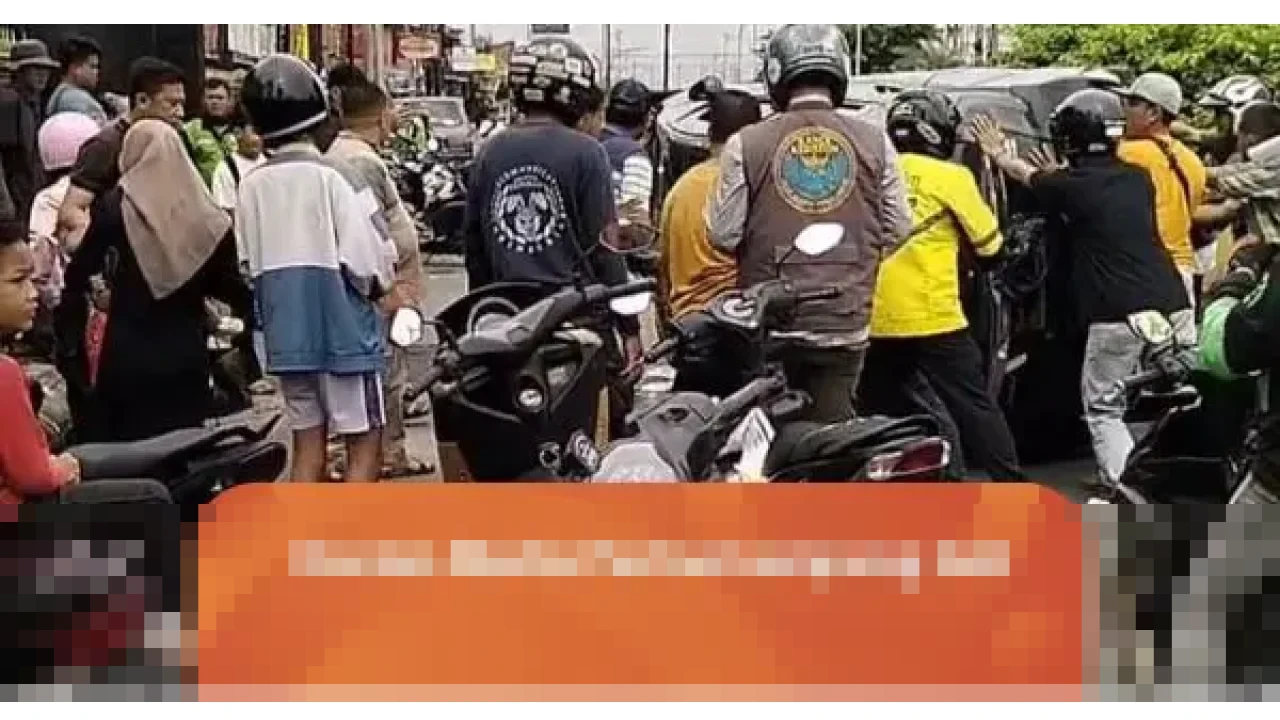 Honda Jazz Terbalik di Bandar Lampung, Diduga Pengemudi Hilang Fokus Akibat Bayi Menangis