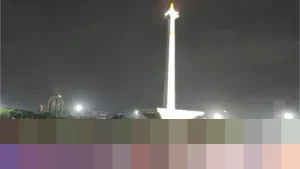 Hujan Tak Surutkan Niat: Warga Berau dan Makassar Setia Menanti Tahun Baru di Monas