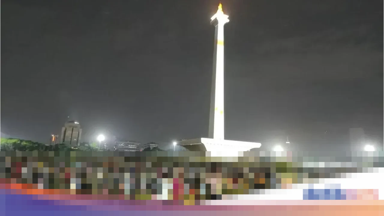 Hujan Tak Surutkan Niat: Warga Berau dan Makassar Setia Menanti Tahun Baru di Monas Hujan Tak Surutkan Niat: Warga Berau dan Makassar Setia Menanti Tahun Baru di Monas